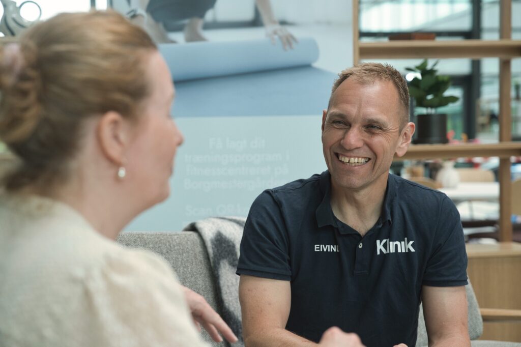 Behandler i Klinik-polo ler hjerteligt under en samtale i klinikken