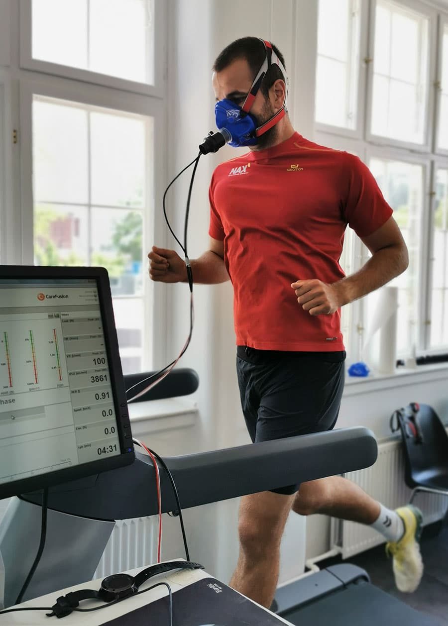 Løber med blå iltmaske på løbebånd under en test i klinikken